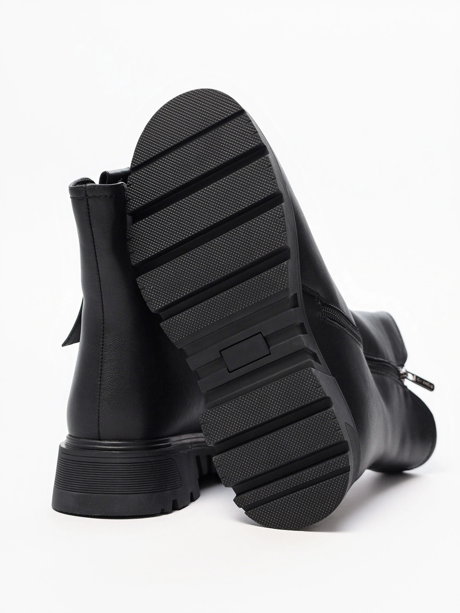 Ботинки черного цвета на рельефной подошве